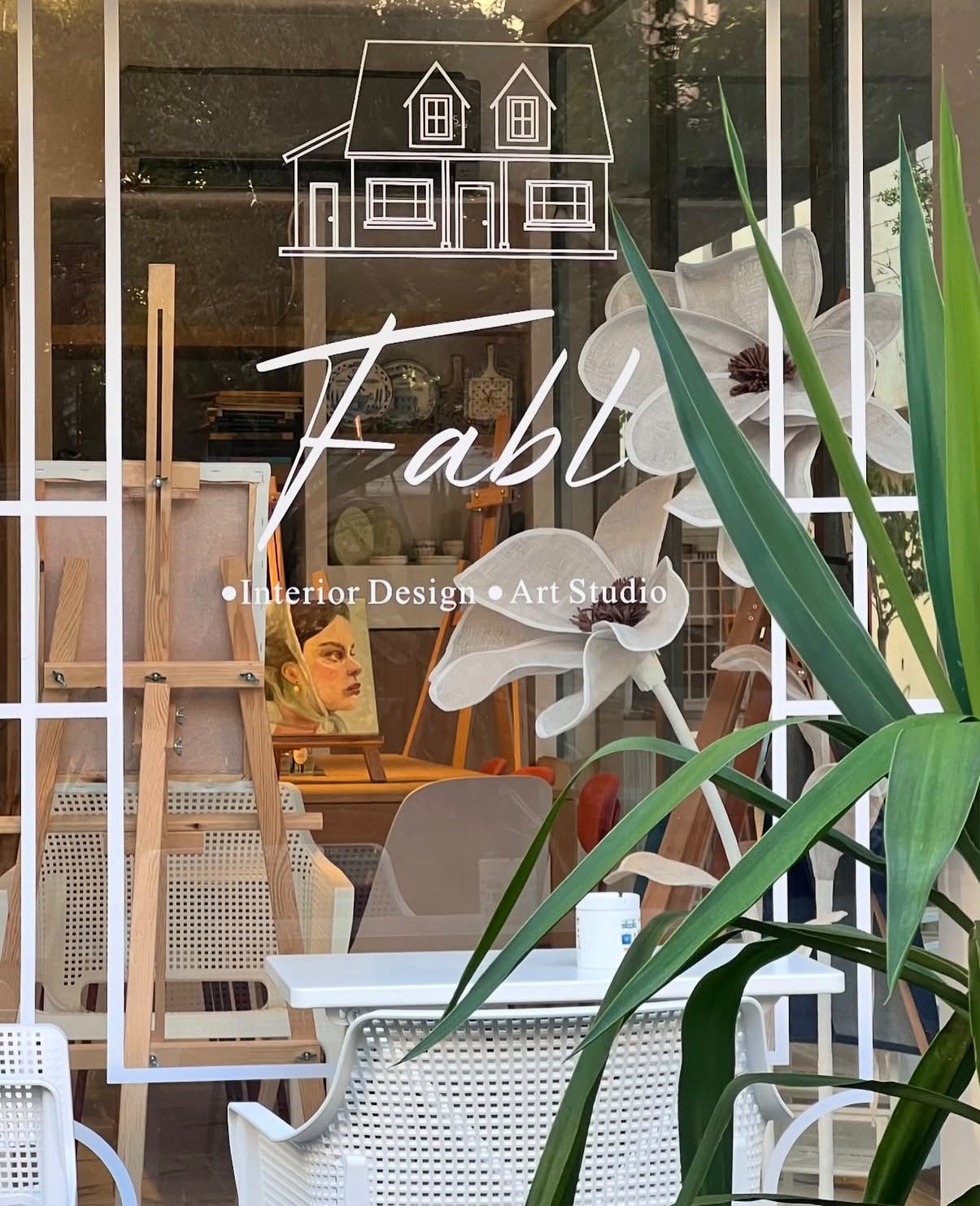 FABL Art Studio vitrini, içeride sulu boya sehpaları ve mimarlık ofisi
