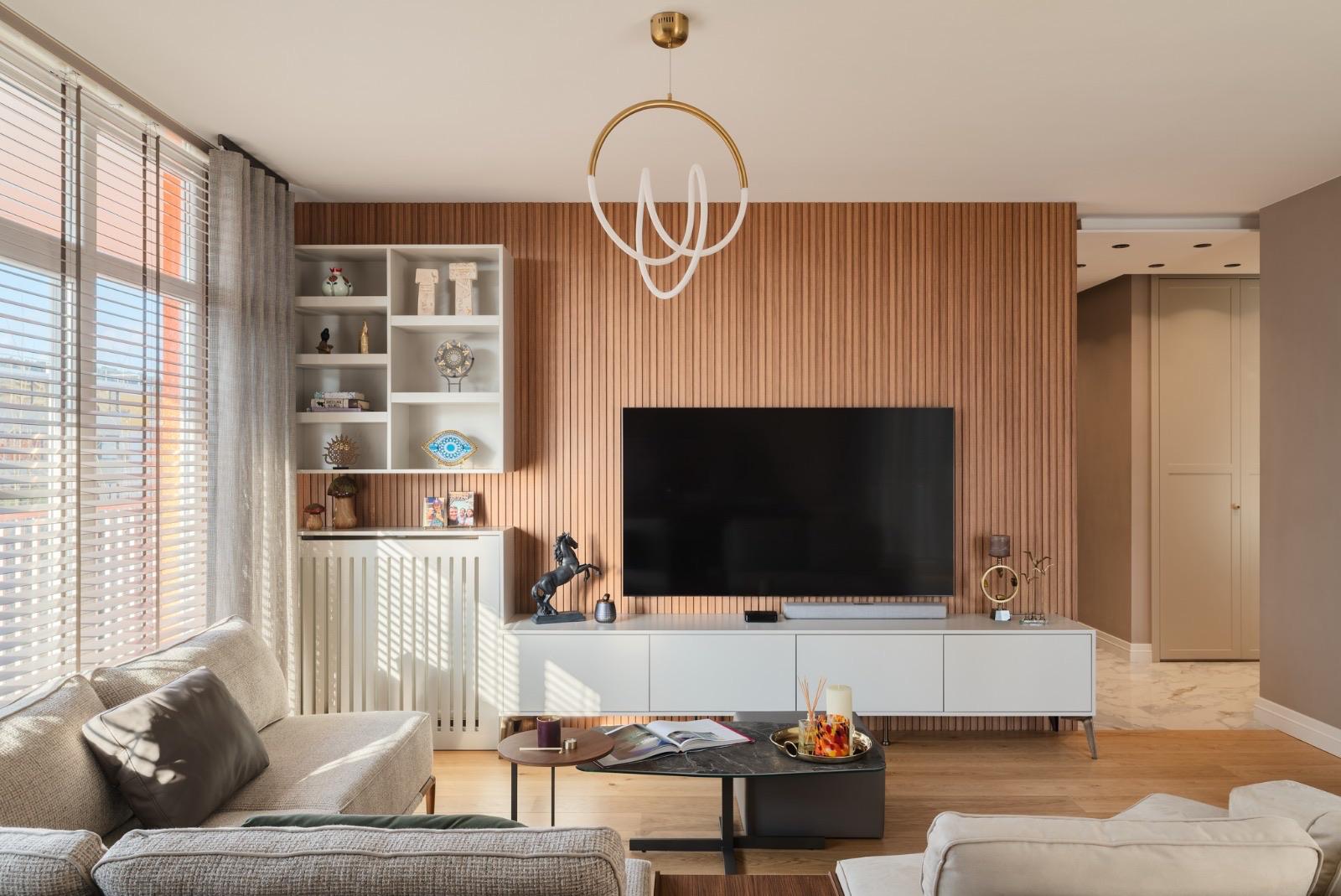 FABL tarafından tasarlanan, ahşap detaylı aydınlık salon